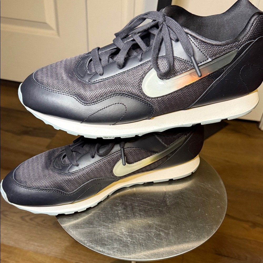 Nike Black and White Athletic Shoes - Picture 11 of 15